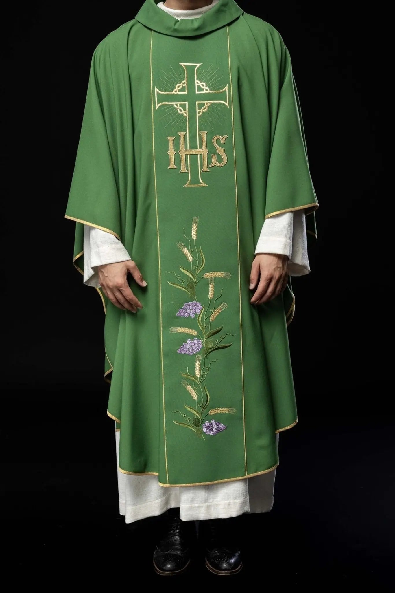 Casulla verde con cinturón dorado decorado con IHS y espigas