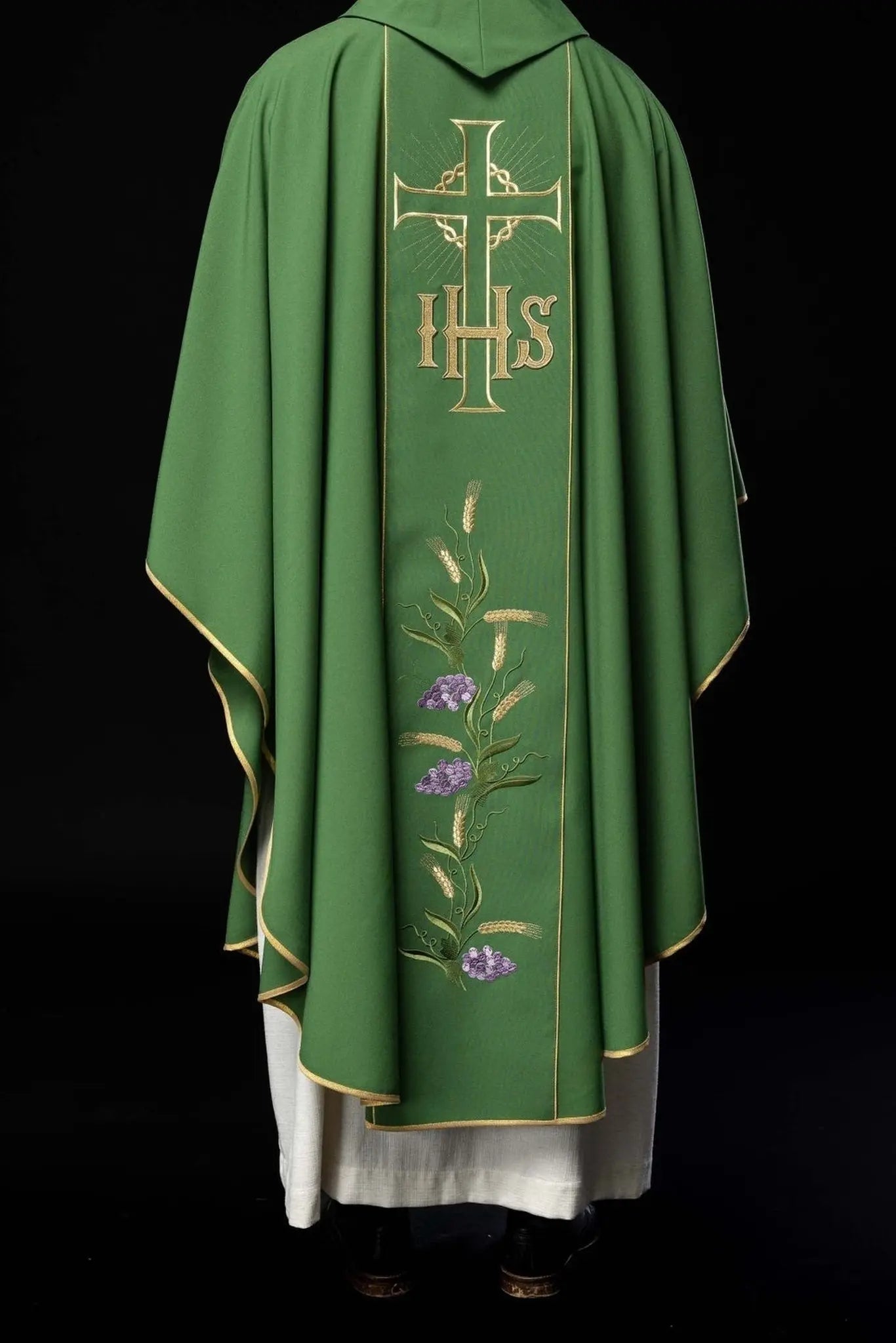 Casulla verde con cinturón dorado decorado con IHS y espigas