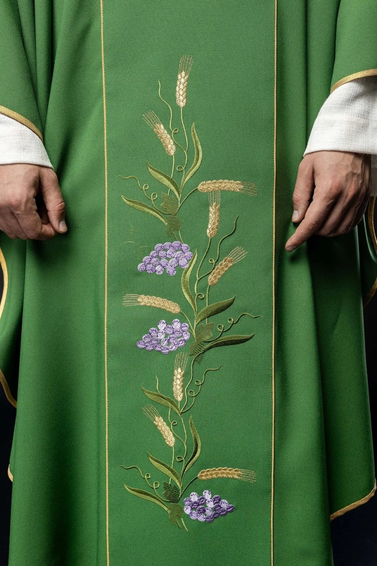 Casulla verde con cinturón dorado decorado con IHS y espigas