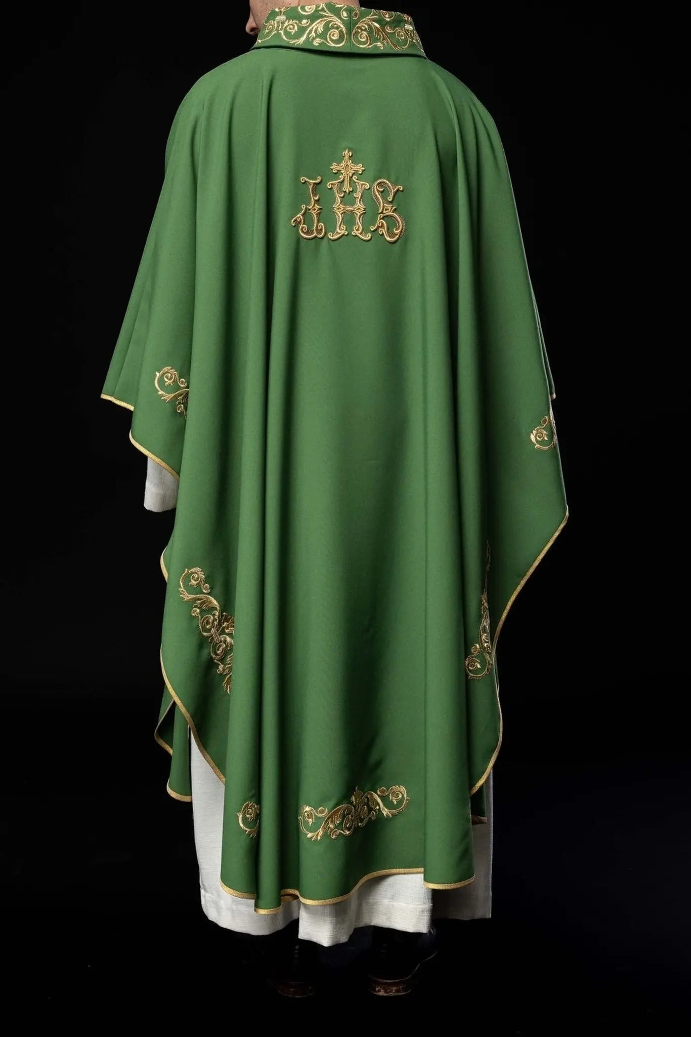 Casulla verde con bordado dorado IHS y adorno decorativo