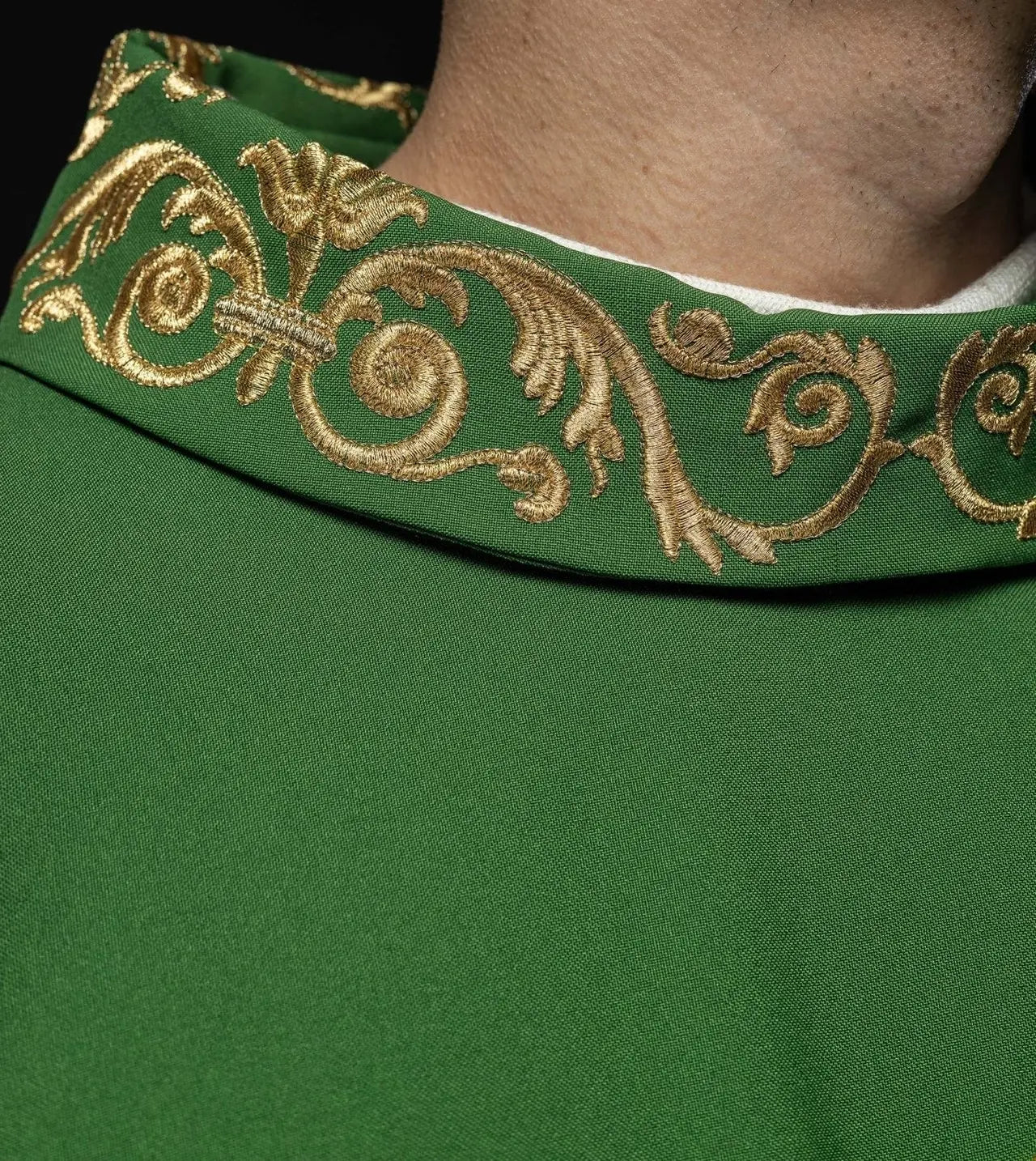 Casulla verde con bordado dorado IHS y adorno decorativo