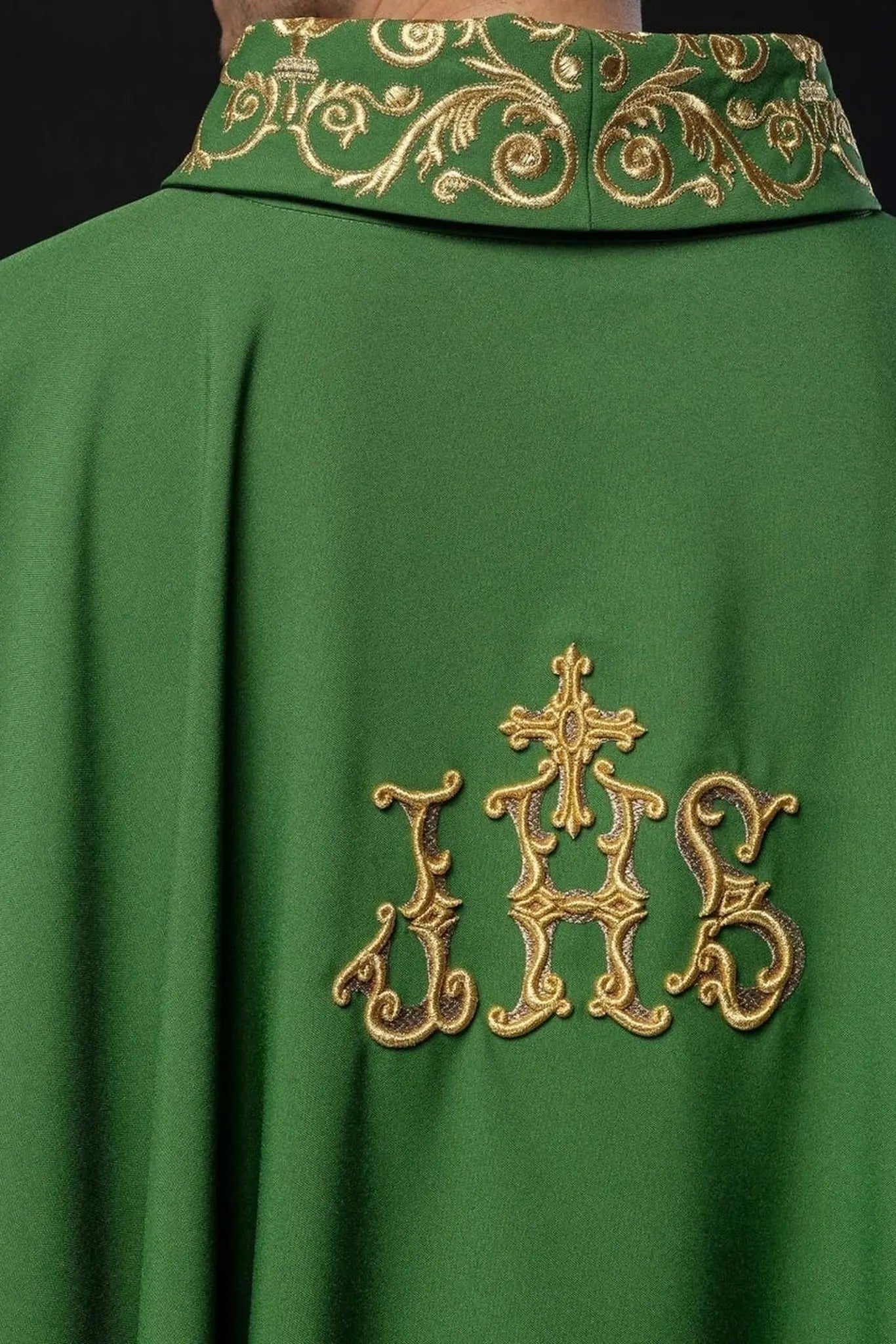 Casulla verde con bordado dorado IHS y adorno decorativo