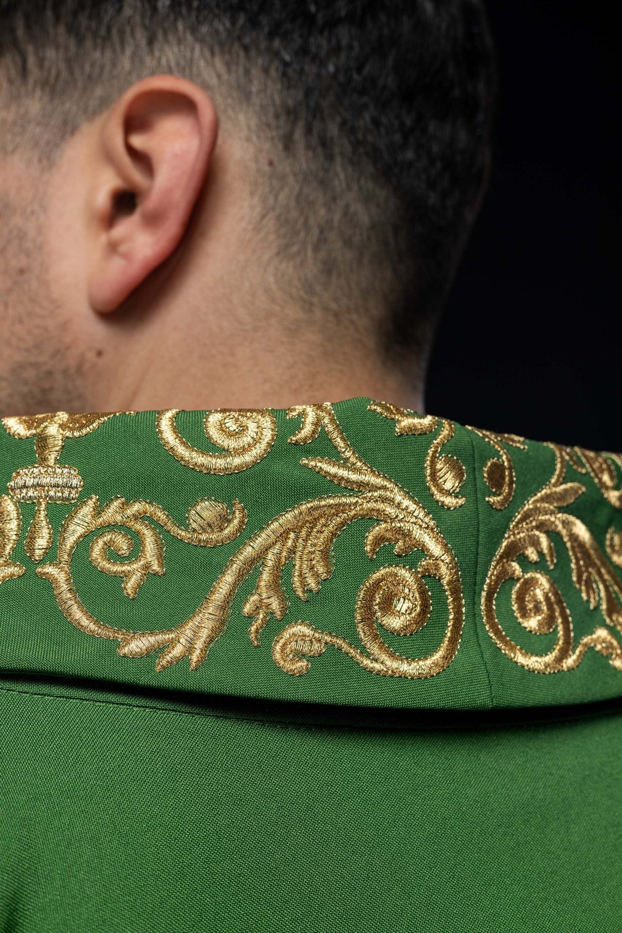 Zielony ornat z złotym haftem IHS i ozdobnym wykończeniem