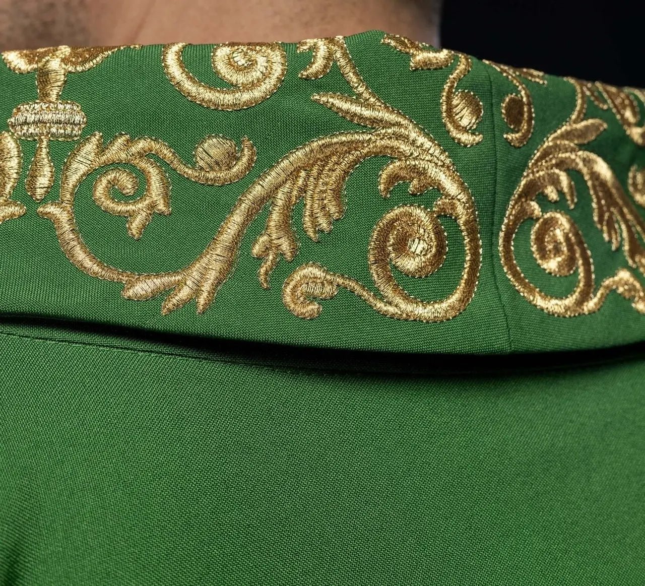 Casulla verde con bordado dorado IHS y adorno decorativo