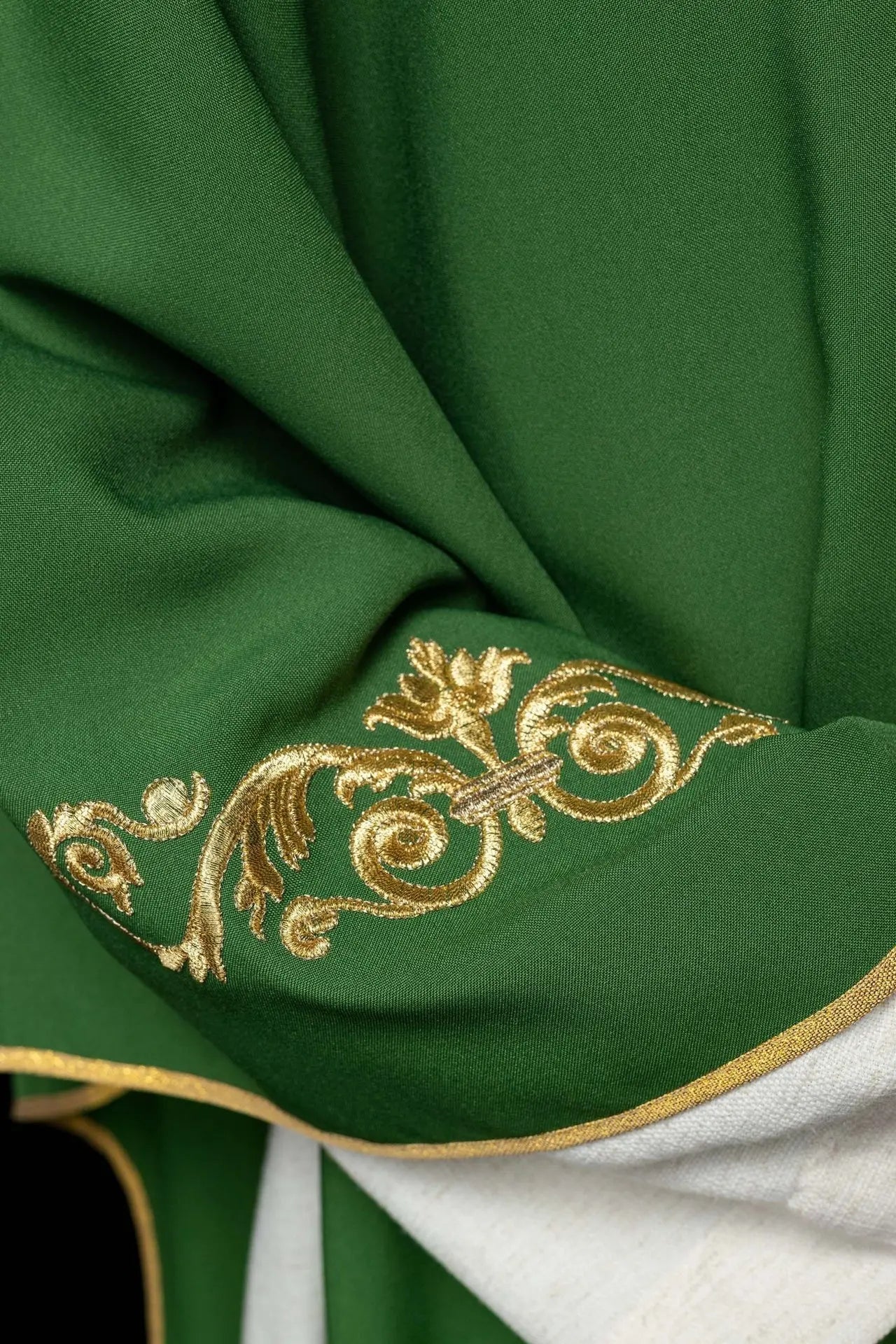 Casulla verde con bordado dorado IHS y adorno decorativo