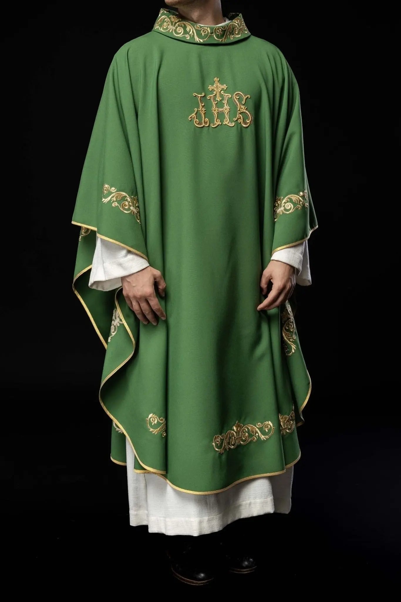 Casulla verde con bordado dorado IHS y adorno decorativo