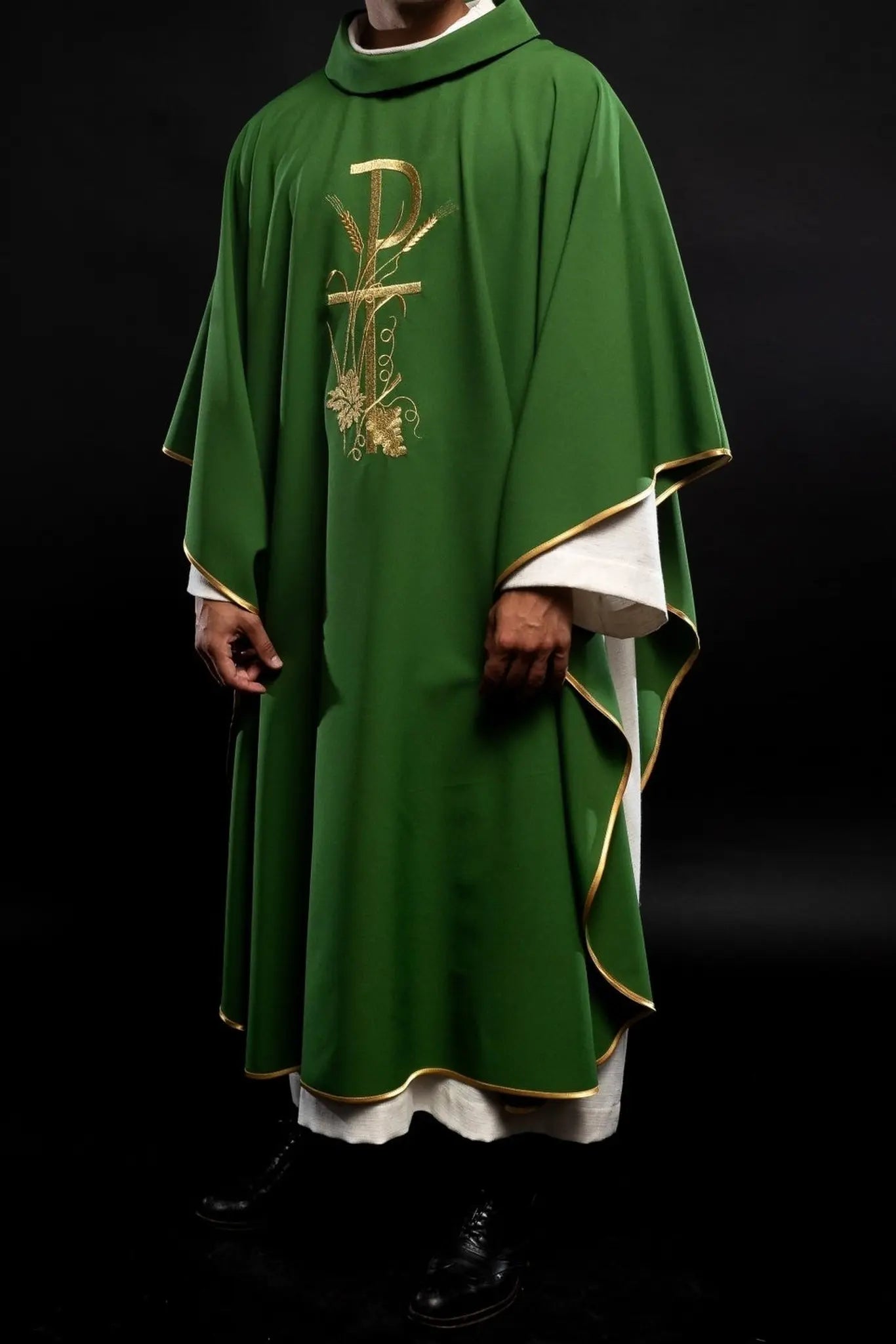 Casulla verde con bordado de cruz dorada