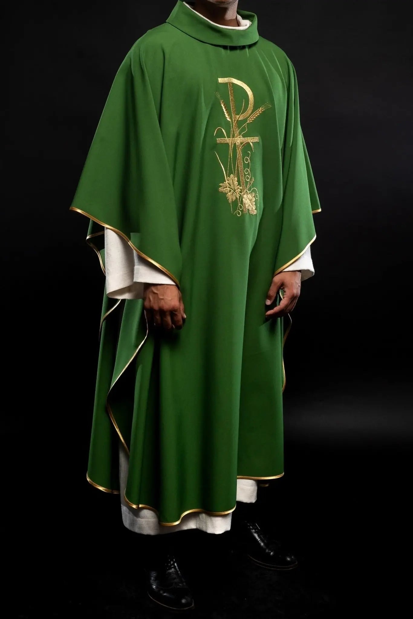 Casulla verde con bordado de cruz dorada