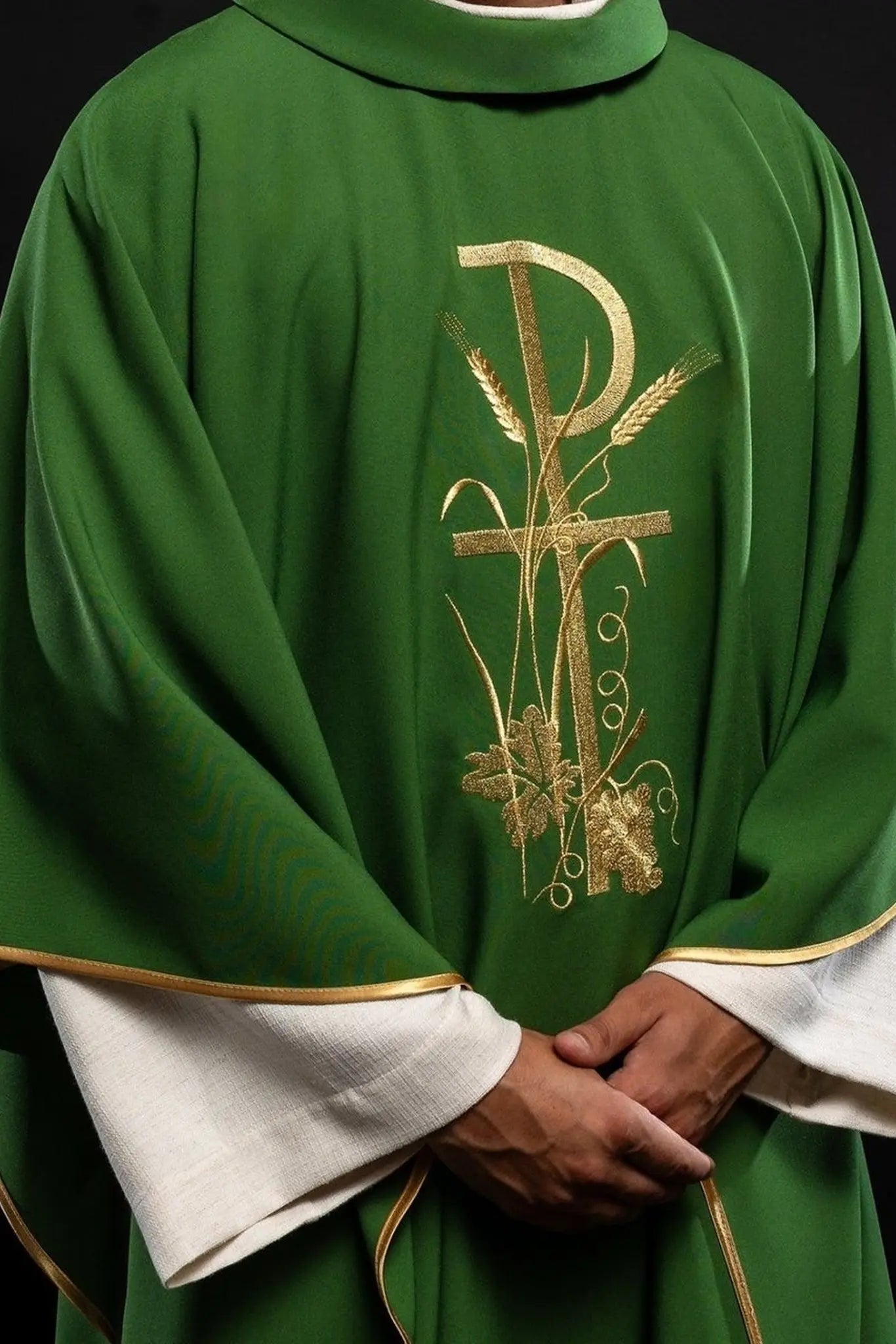 Casulla verde con bordado de cruz dorada