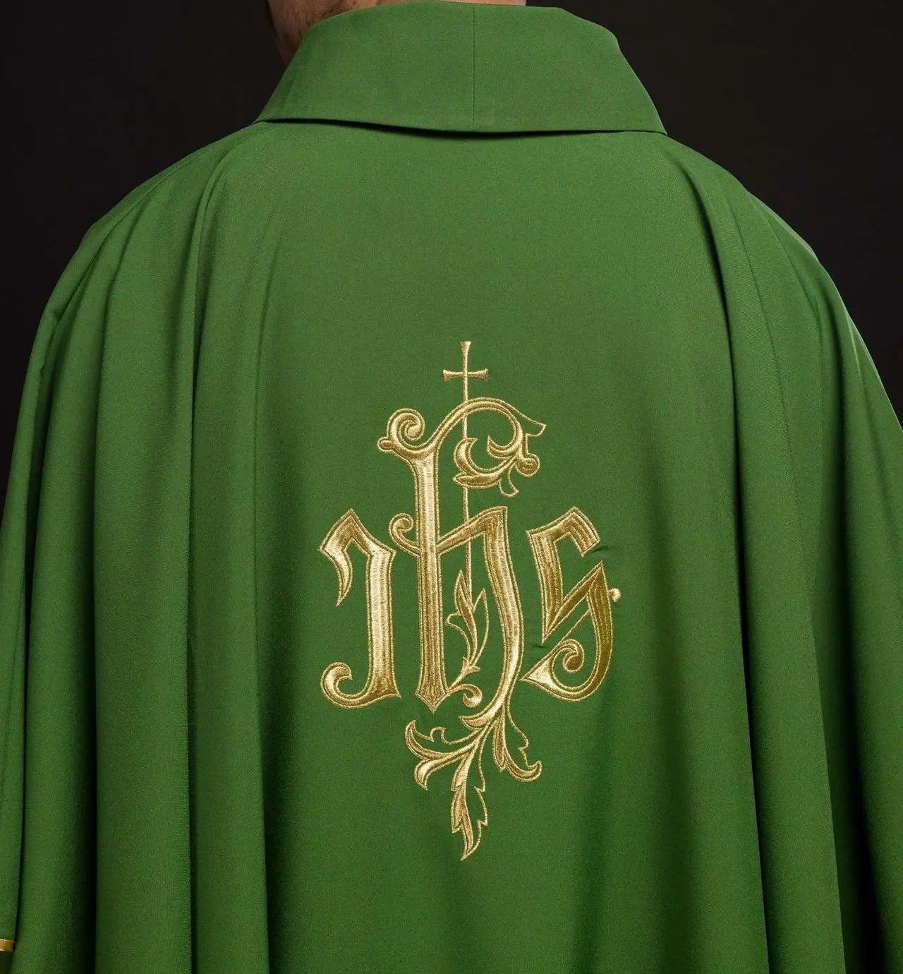 Casulla verde con bordado dorado IHS