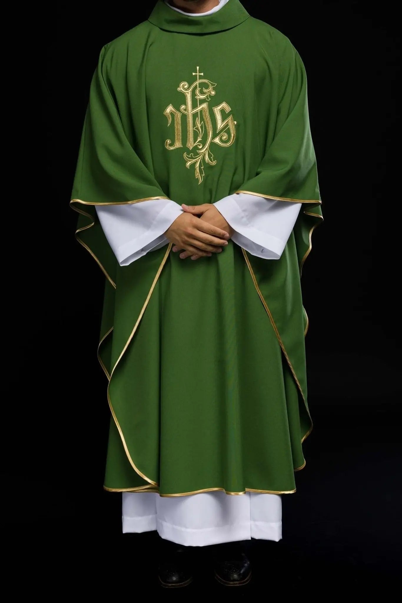 Casulla verde con bordado dorado IHS