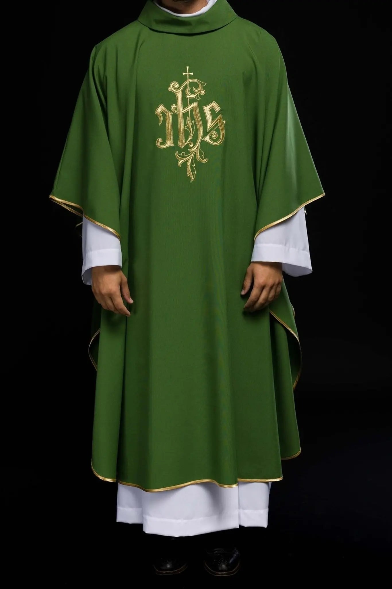Casulla verde con bordado dorado IHS
