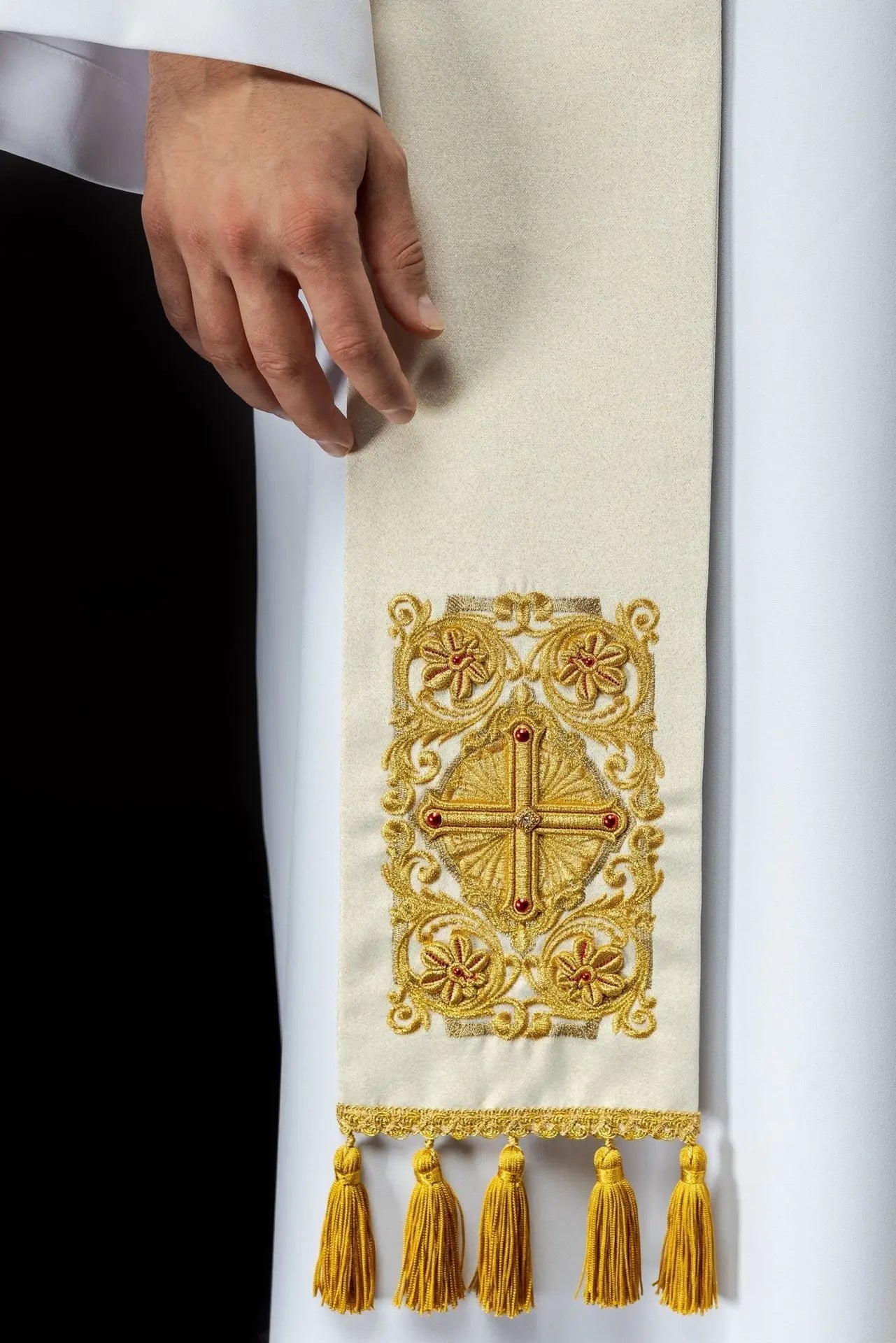Estola blanca de sacerdote bordada con piedras