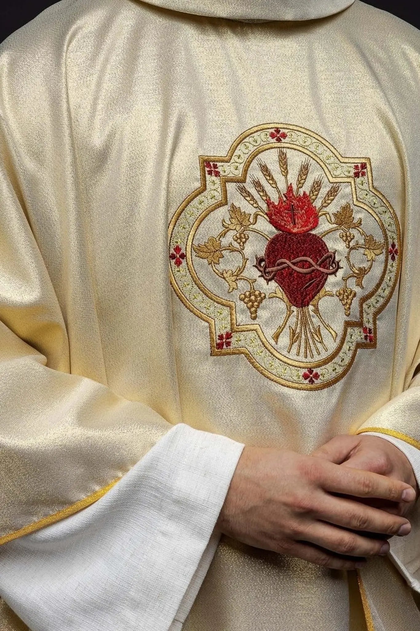 Casulla dorada bordada con el motivo del Corazón de Jesús y el Cáliz