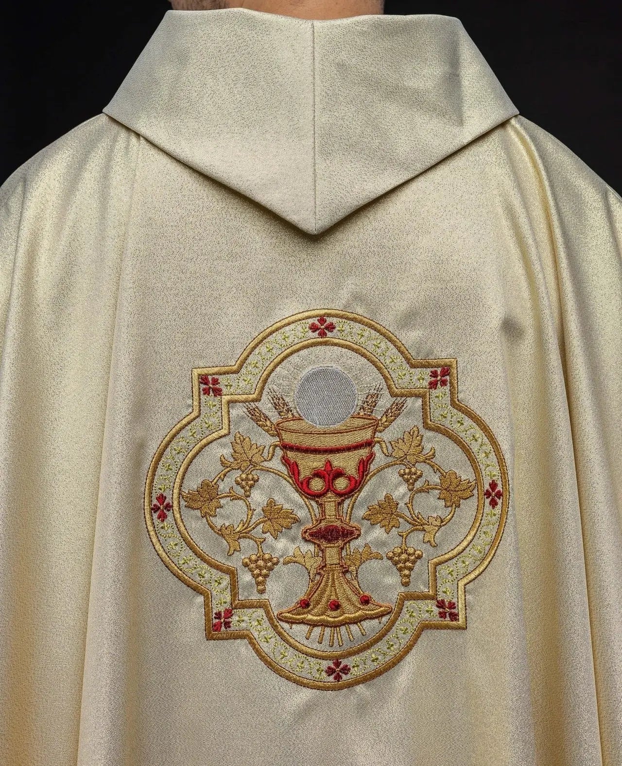 Casulla dorada bordada con el motivo del Corazón de Jesús y el Cáliz