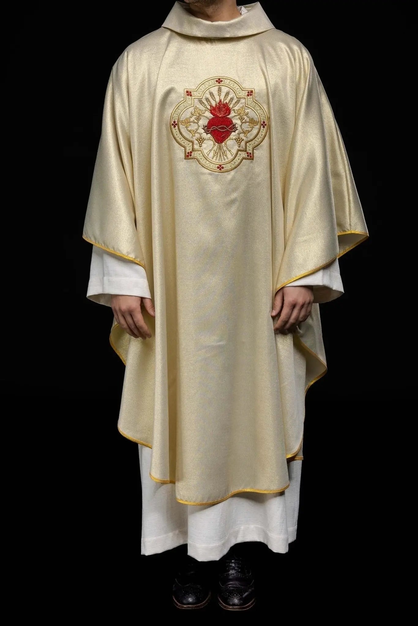 Casulla dorada bordada con el motivo del Corazón de Jesús y el Cáliz