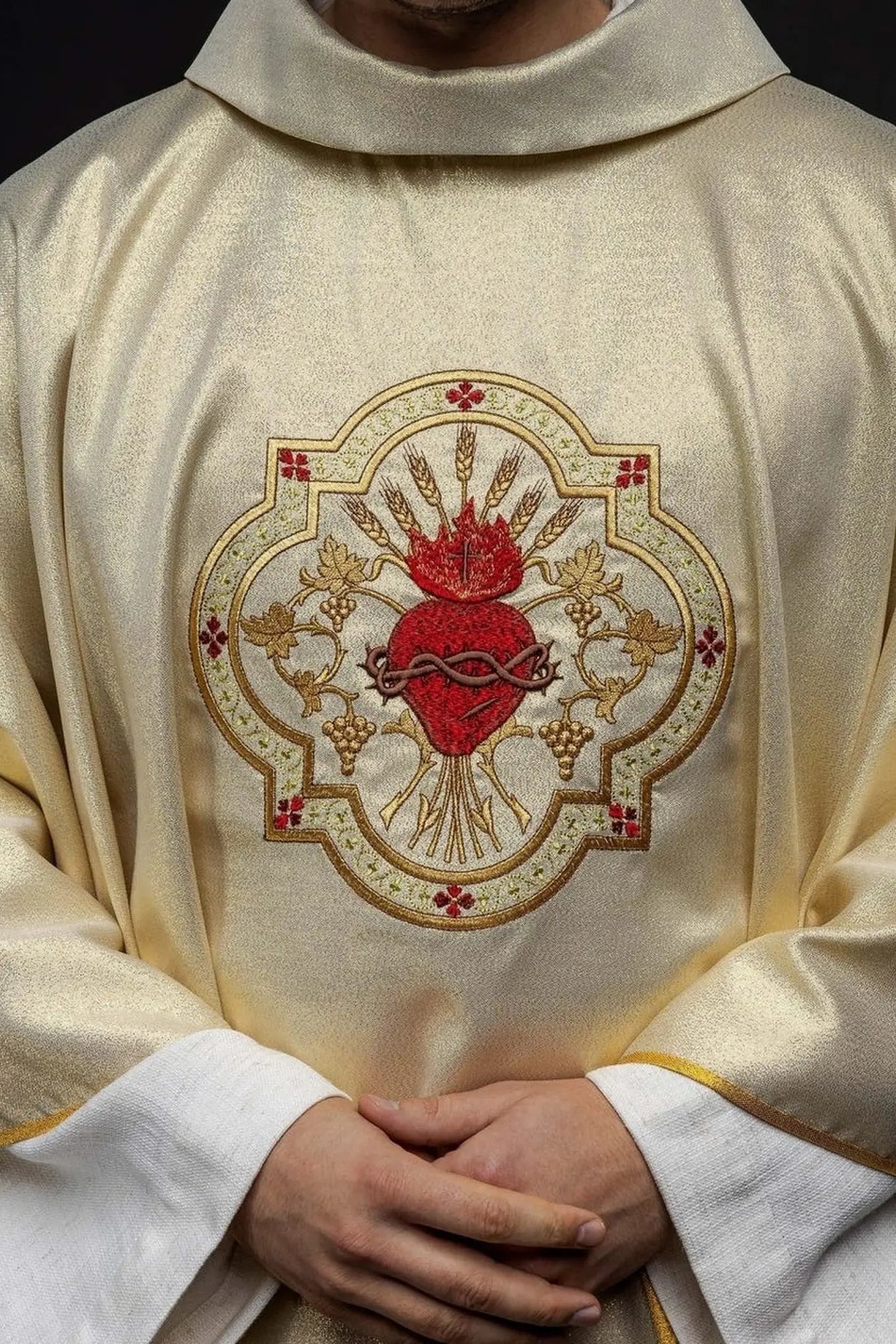 Casulla dorada bordada con el motivo del Corazón de Jesús y el Cáliz