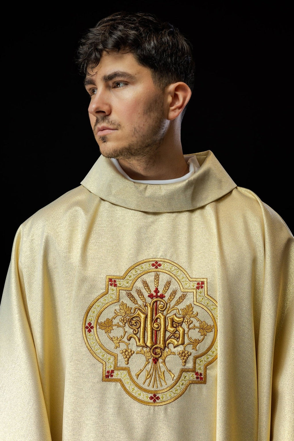 Złoty ornat z haftem IHS i PAX