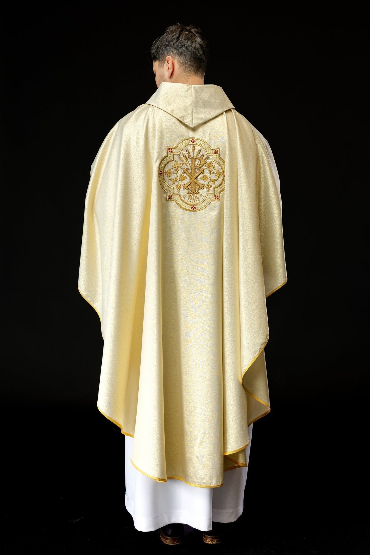 Złoty ornat z haftem IHS i PAX